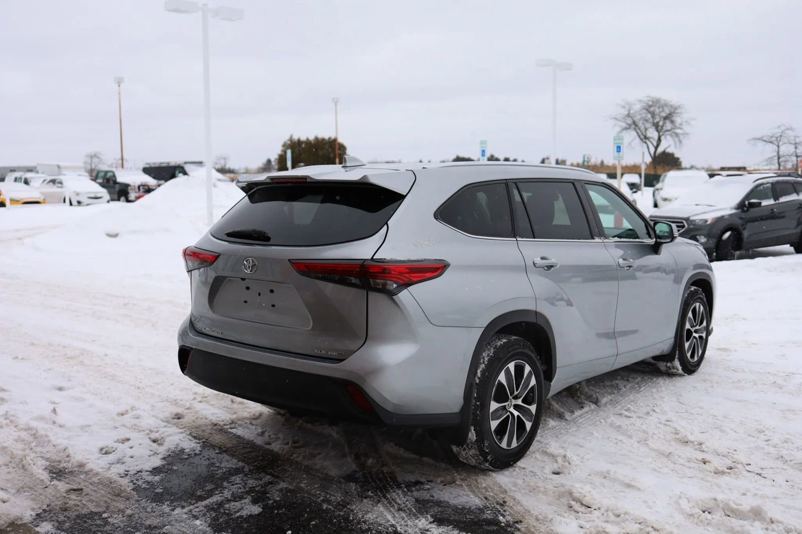 Used 2021 Toyota Highlander XLE AWD/4WD image 5
