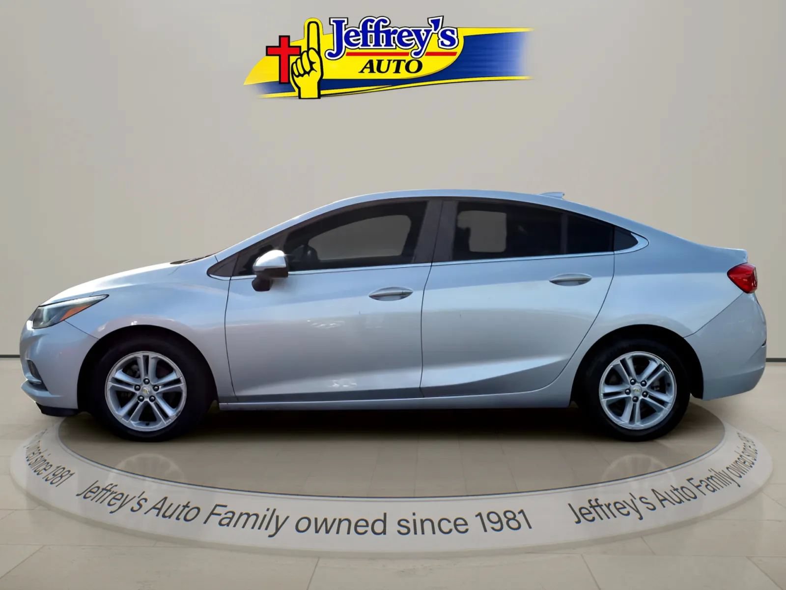 Used 2017 Chevrolet Cruze LT FWD image 3