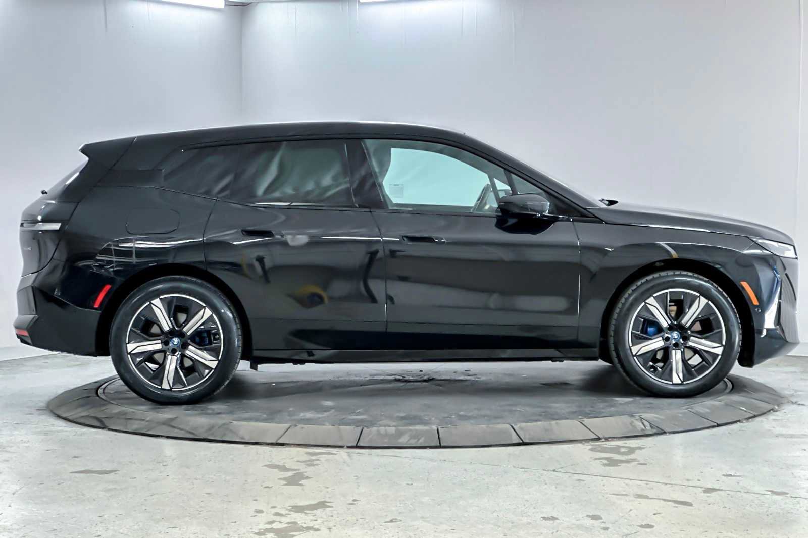 Used 2024 BMW iX xDrive50 w/ Sport Package image 8