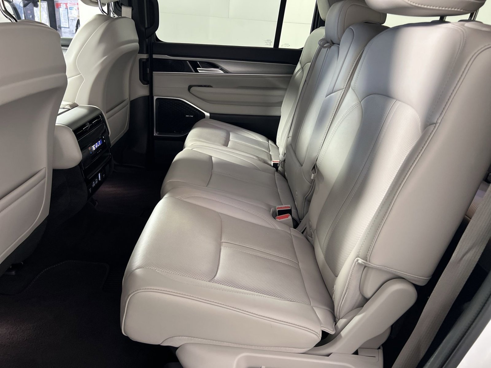 Used 2025 Jeep Wagoneer 4WD image 25