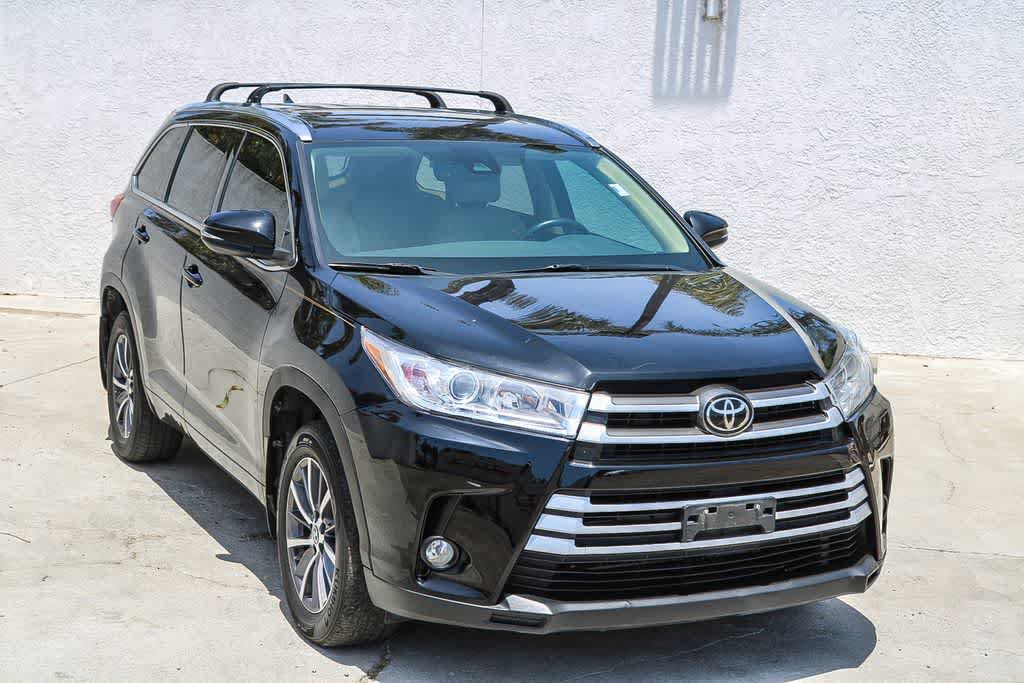 Used 2017 Toyota Highlander XLE AWD/4WD image 3