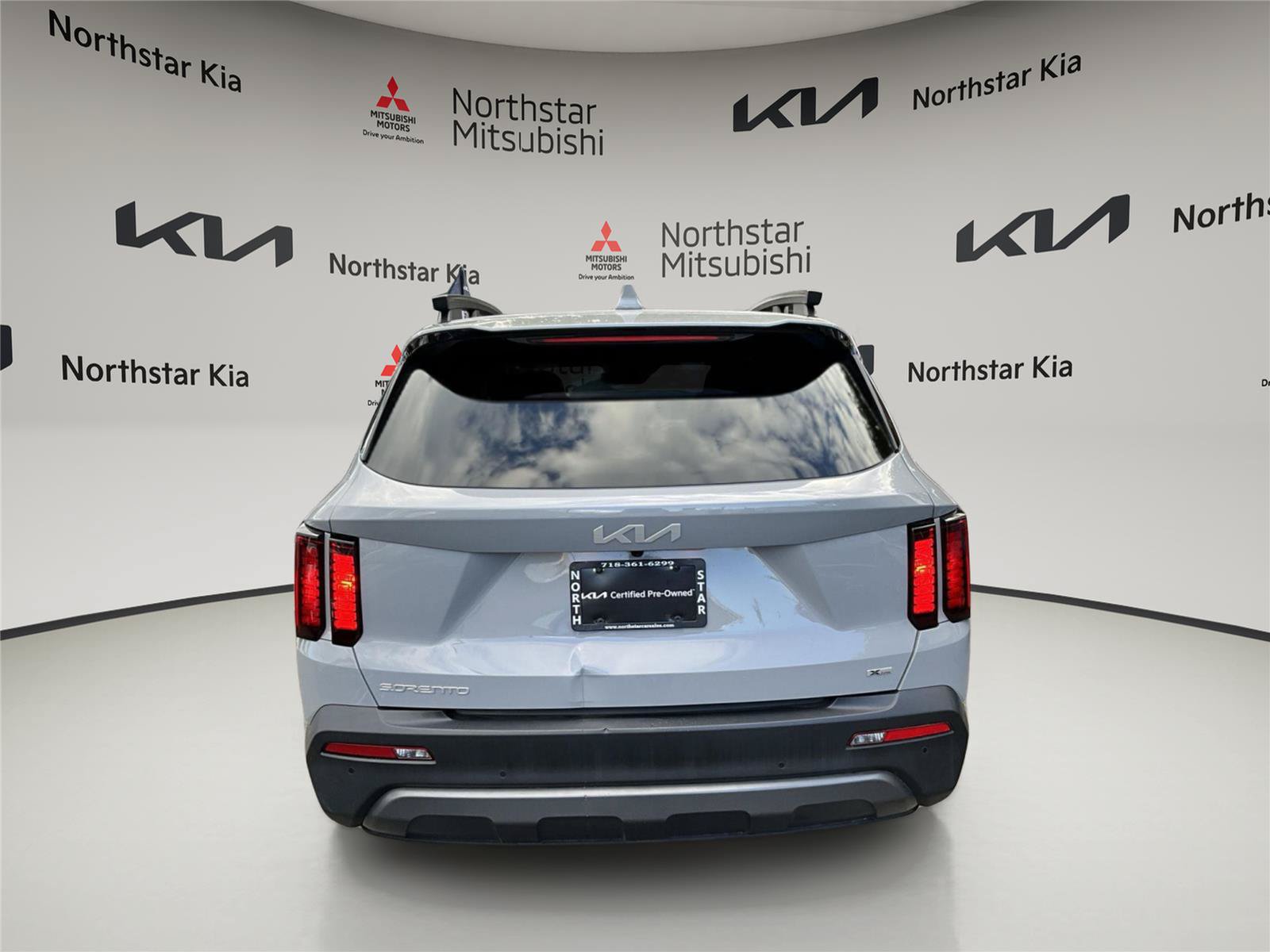 Used 2023 Kia Sorento S w/ Panoramic Sunroof Package AWD/4WD image 3