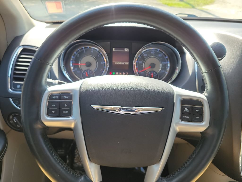 Used 2013 Chrysler Town & Country Touring-L w/ Driver Convenience Group FWD image 8