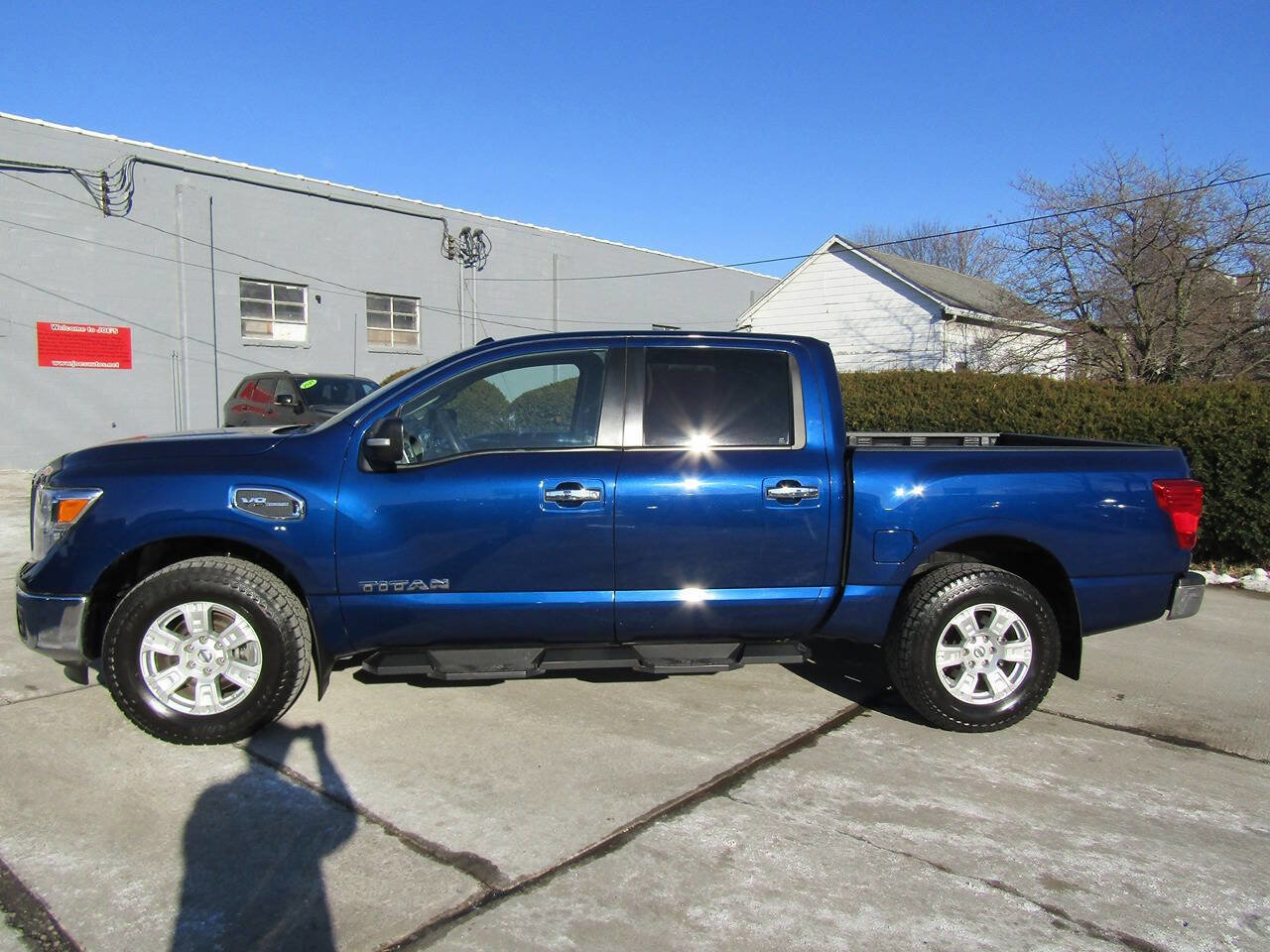 Used 2017 Nissan Titan SV image 2