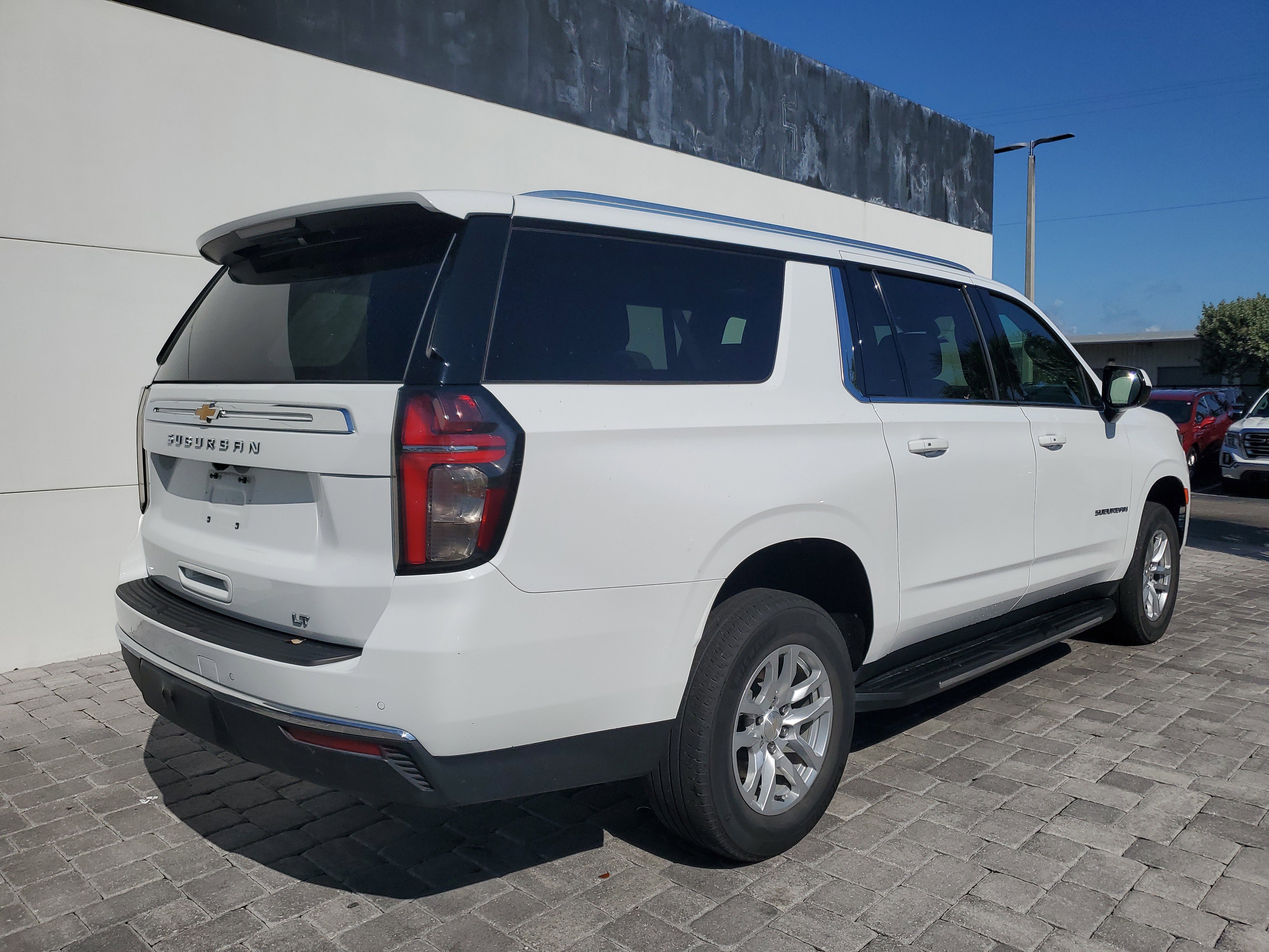 Used 2023 Chevrolet Suburban LT image 4