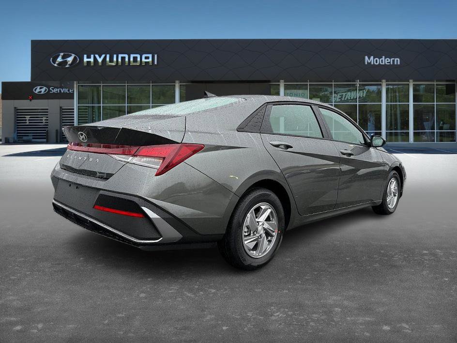 New 2026 Hyundai Elantra SE image 3