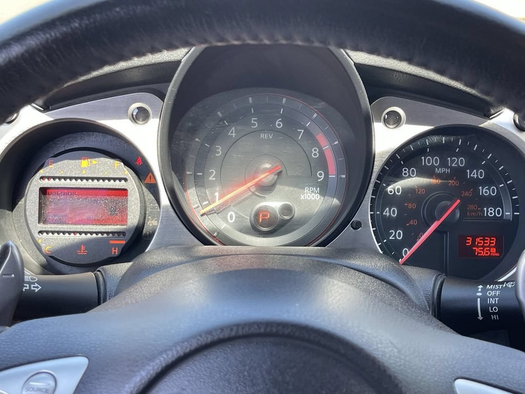 Used 2018 Nissan 370Z Roadster RWD image 28