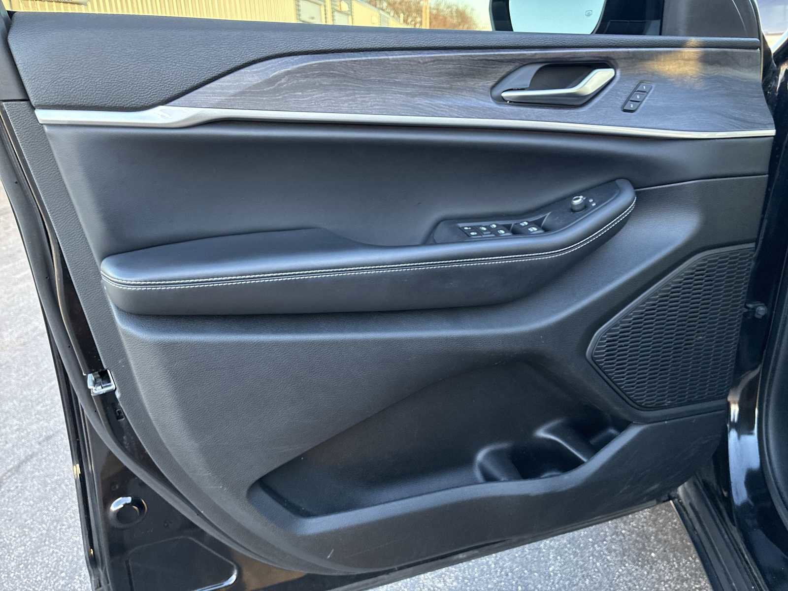 Used 2023 Jeep Grand Cherokee Limited image 23