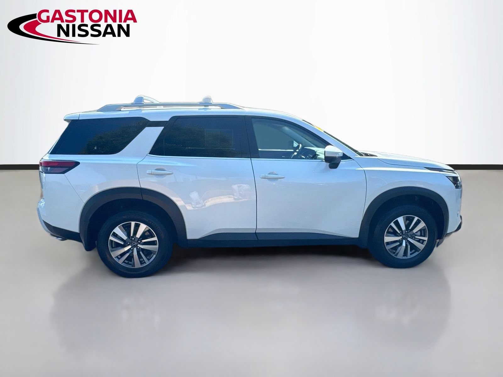 Used 2025 Nissan Pathfinder SL w/ Black Appearance Package FWD image 10