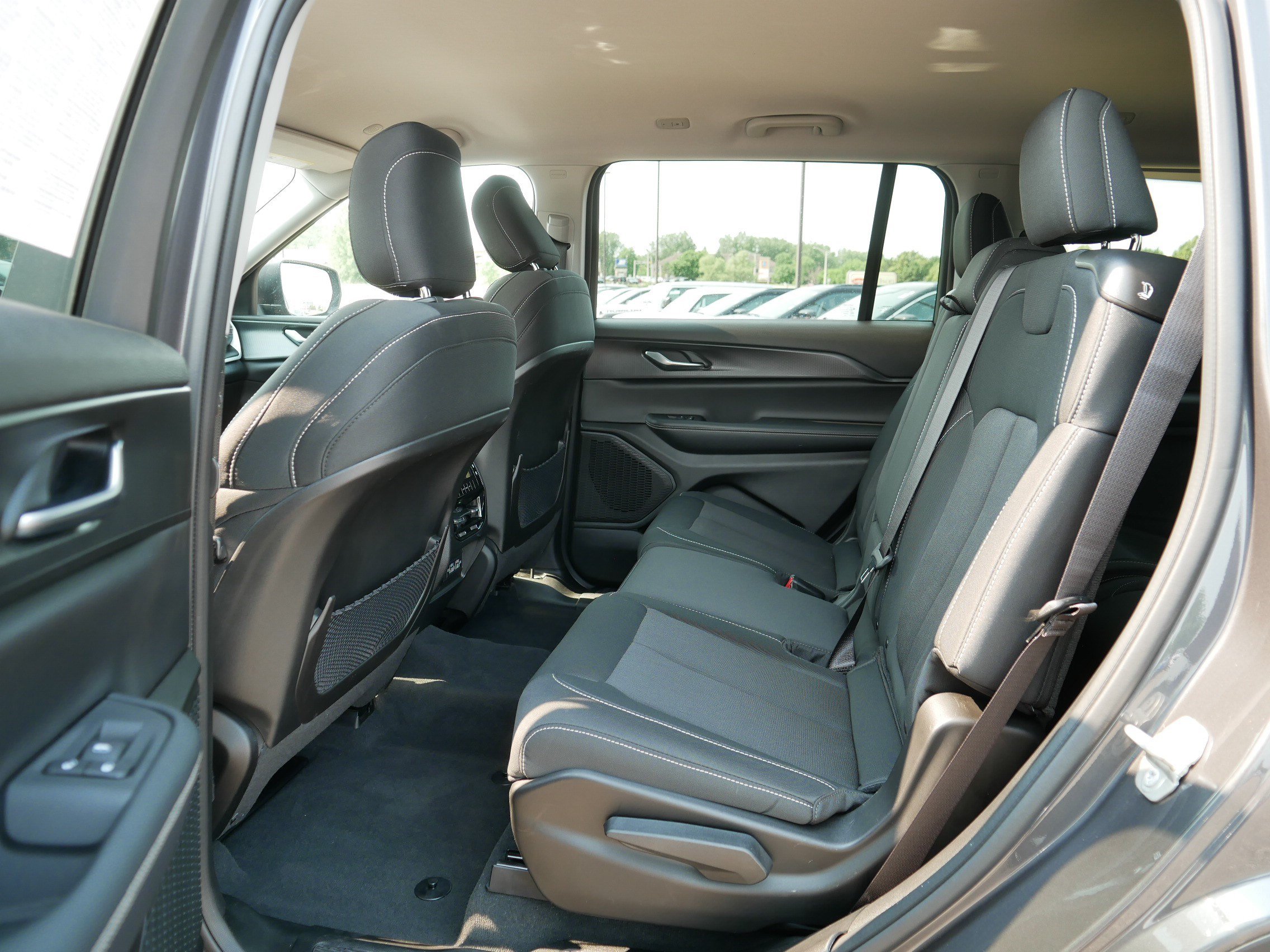 Used 2023 Jeep Grand Cherokee L Laredo w/ Luxury Tech Group I AWD/4WD image 35