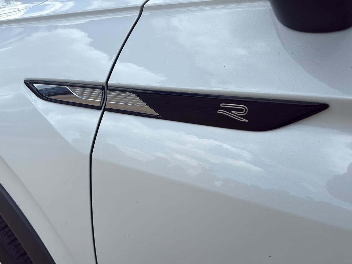 Used 2024 Volkswagen Tiguan SEL R-Line w/ MDO Package, Two-Row image 10