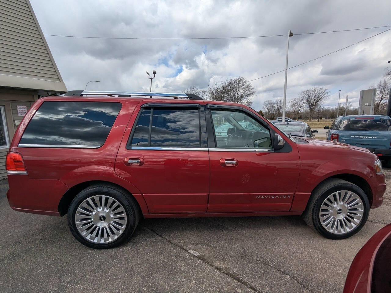 Used 2016 Lincoln Navigator Select image 8