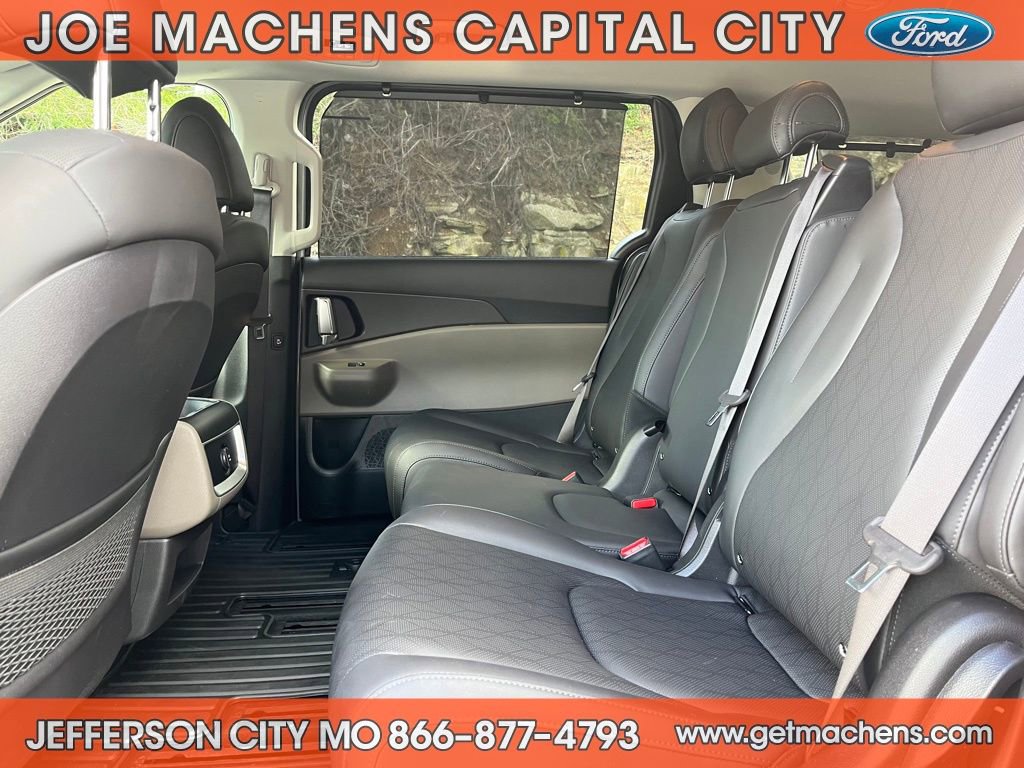 Used 2025 Kia Carnival EX image 11