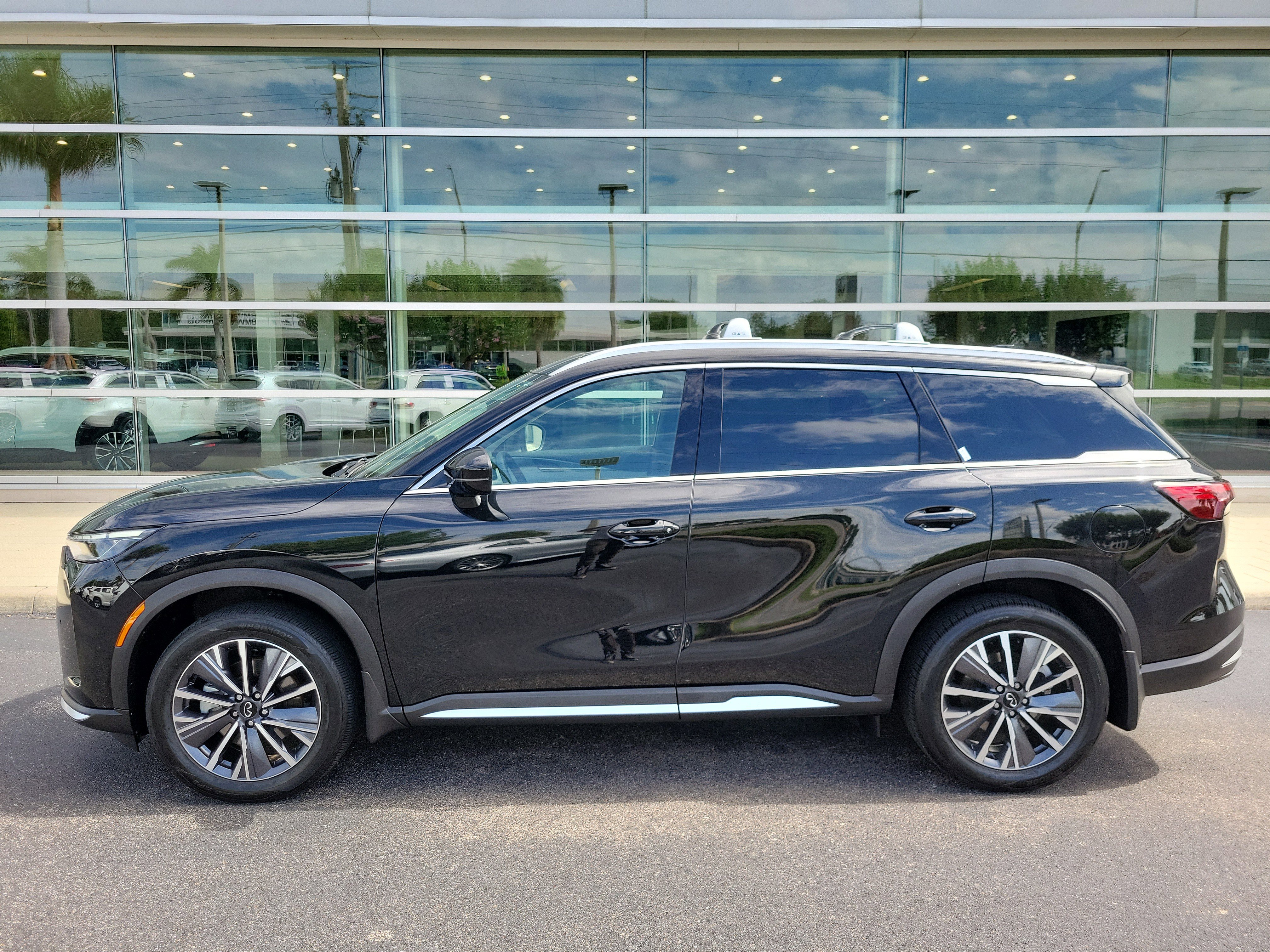 Certified 2026 INFINITI QX60 Luxe w/ Cargo Package FWD image 7