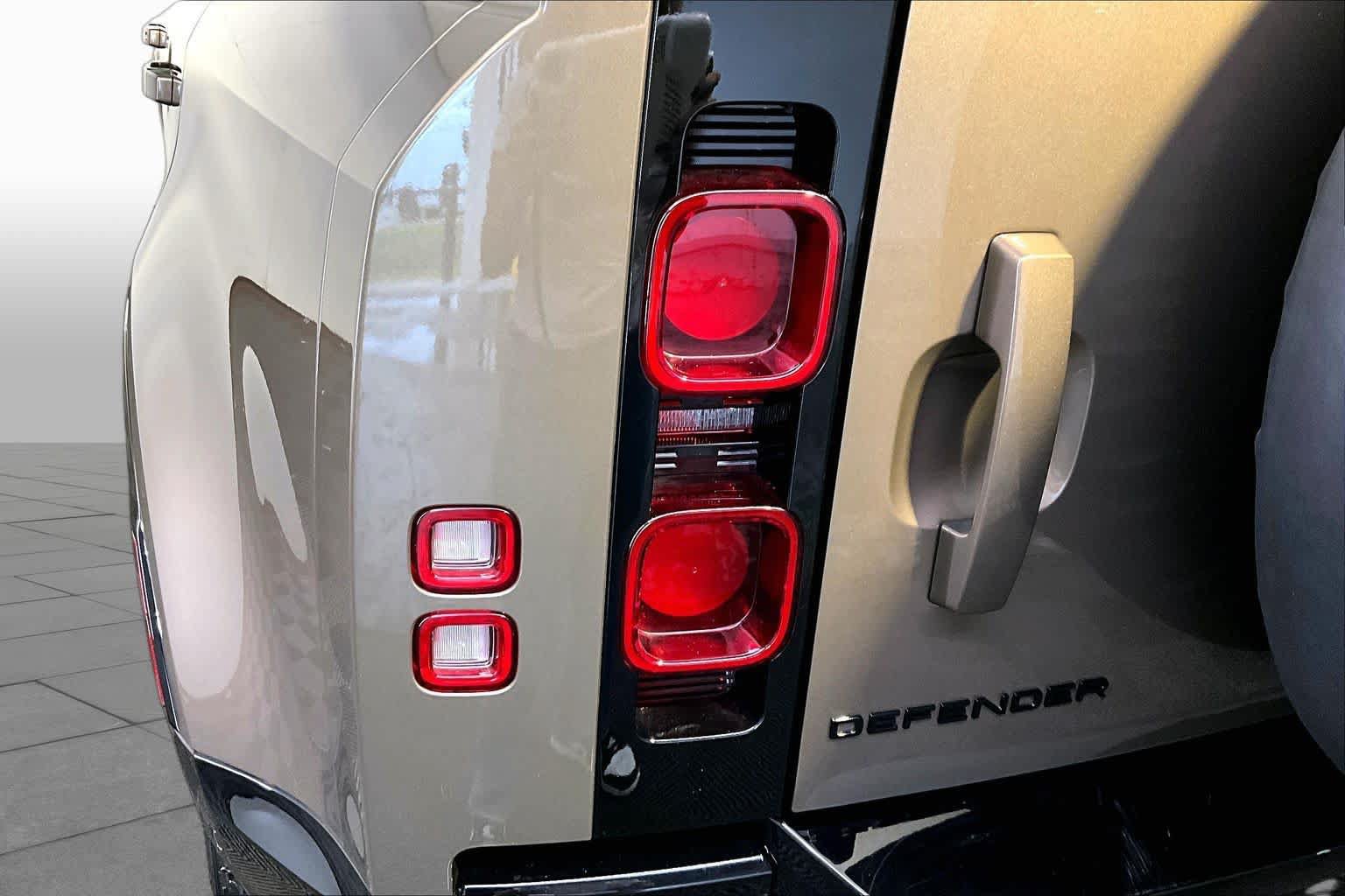 Used 2024 Land Rover Defender 110 X-Dynamic SE AWD/4WD image 28
