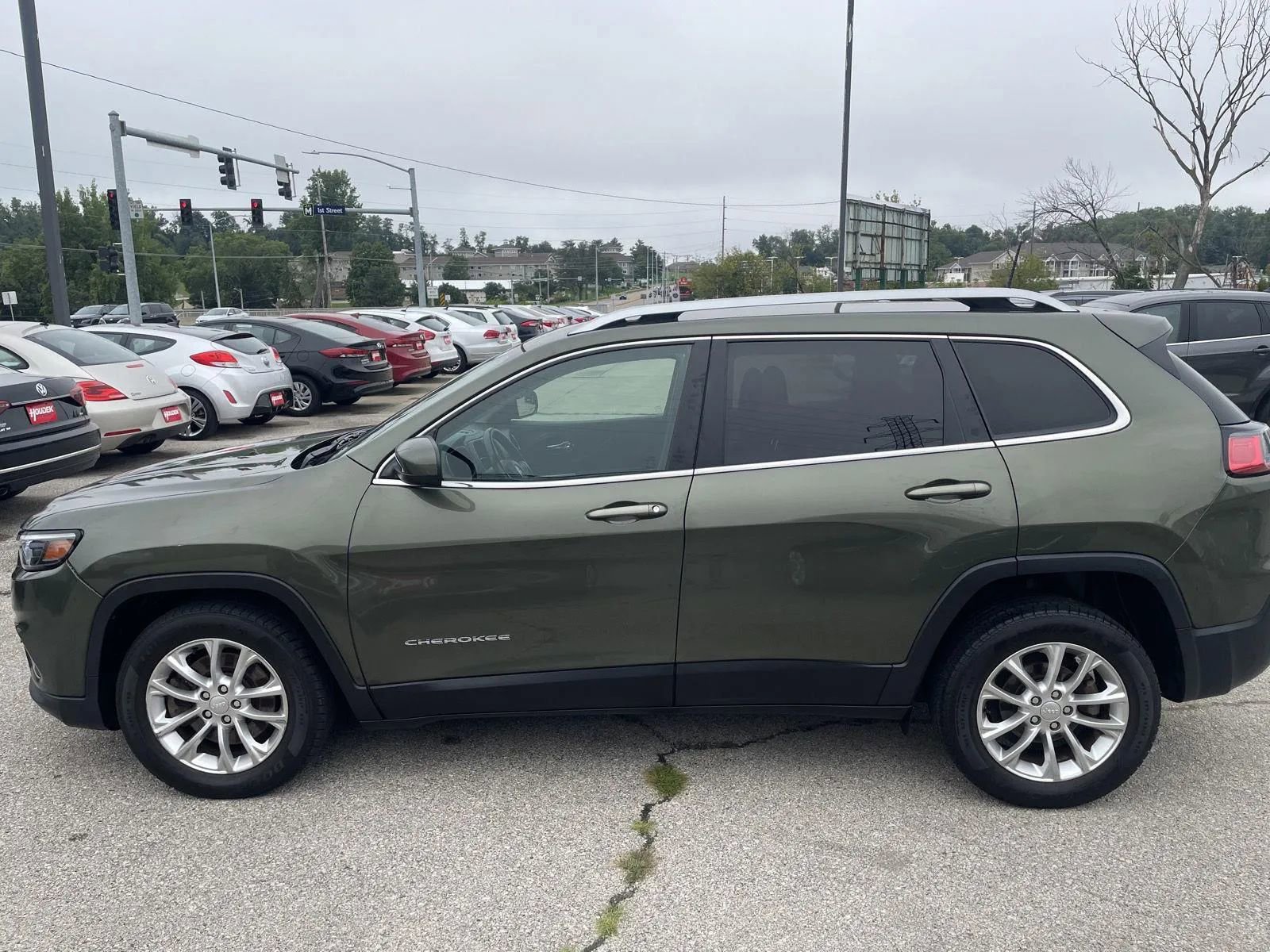 Used 2019 Jeep Cherokee Latitude w/ Cold Weather Group image 2