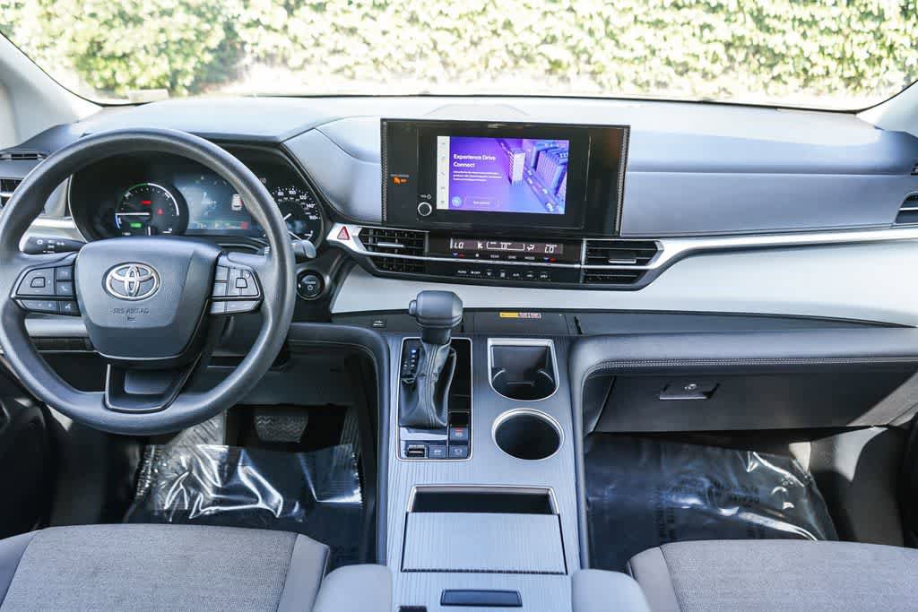 Used 2025 Toyota Sienna LE FWD image 12
