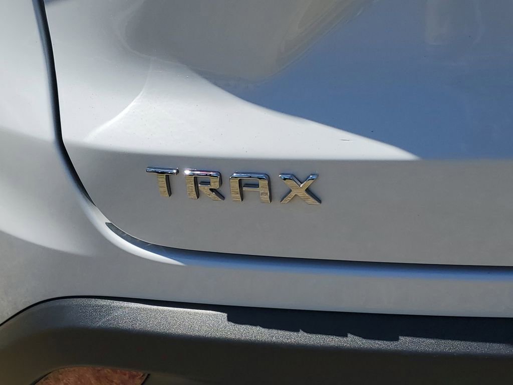 Used 2025 Chevrolet Trax LT FWD image 8