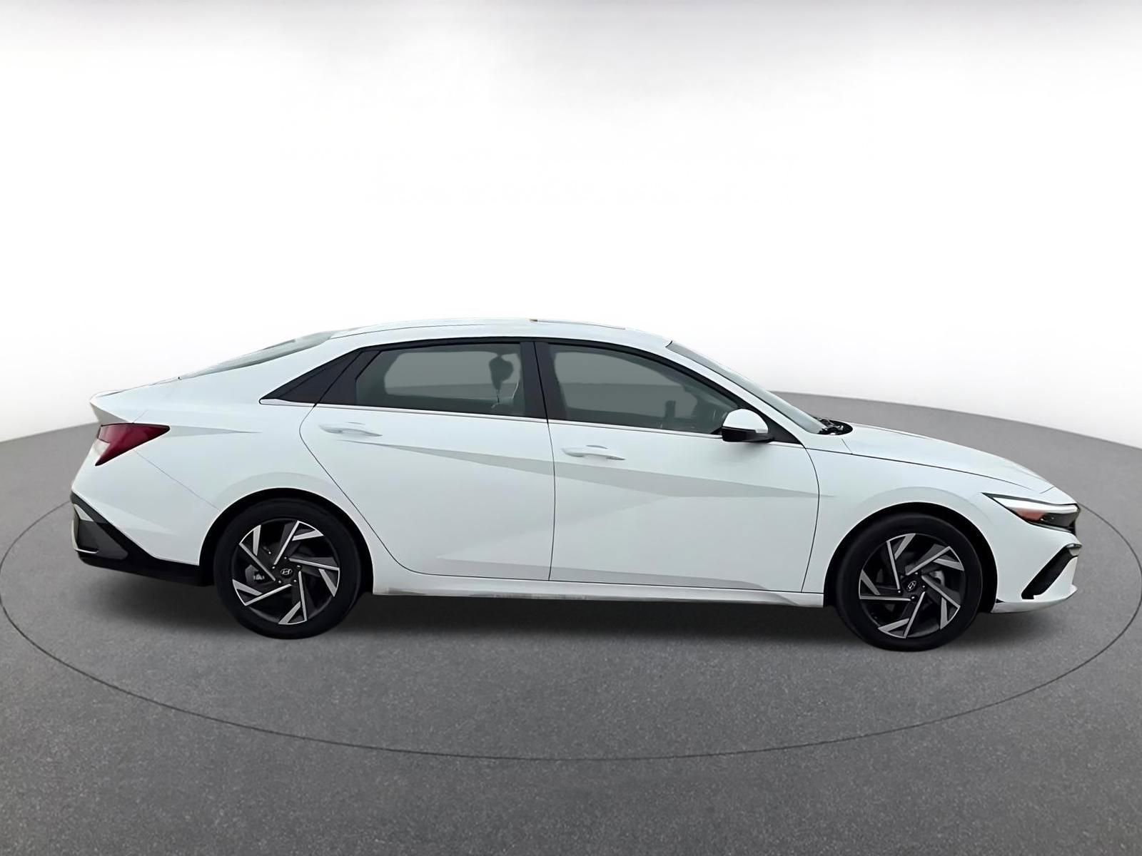 Used 2025 Hyundai Elantra Limited image 16