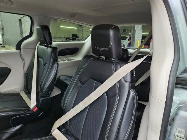 Used 2023 Chrysler Pacifica Touring-L FWD image 17