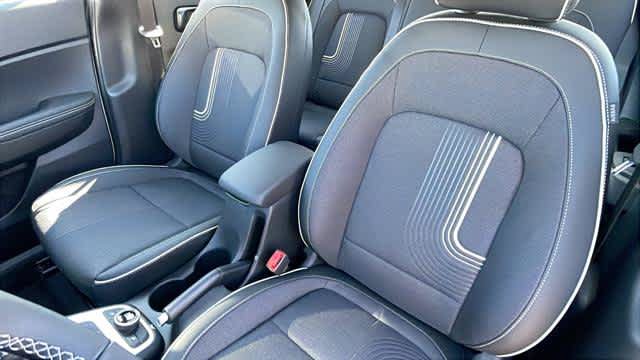 Used 2025 Hyundai Venue Limited FWD image 10