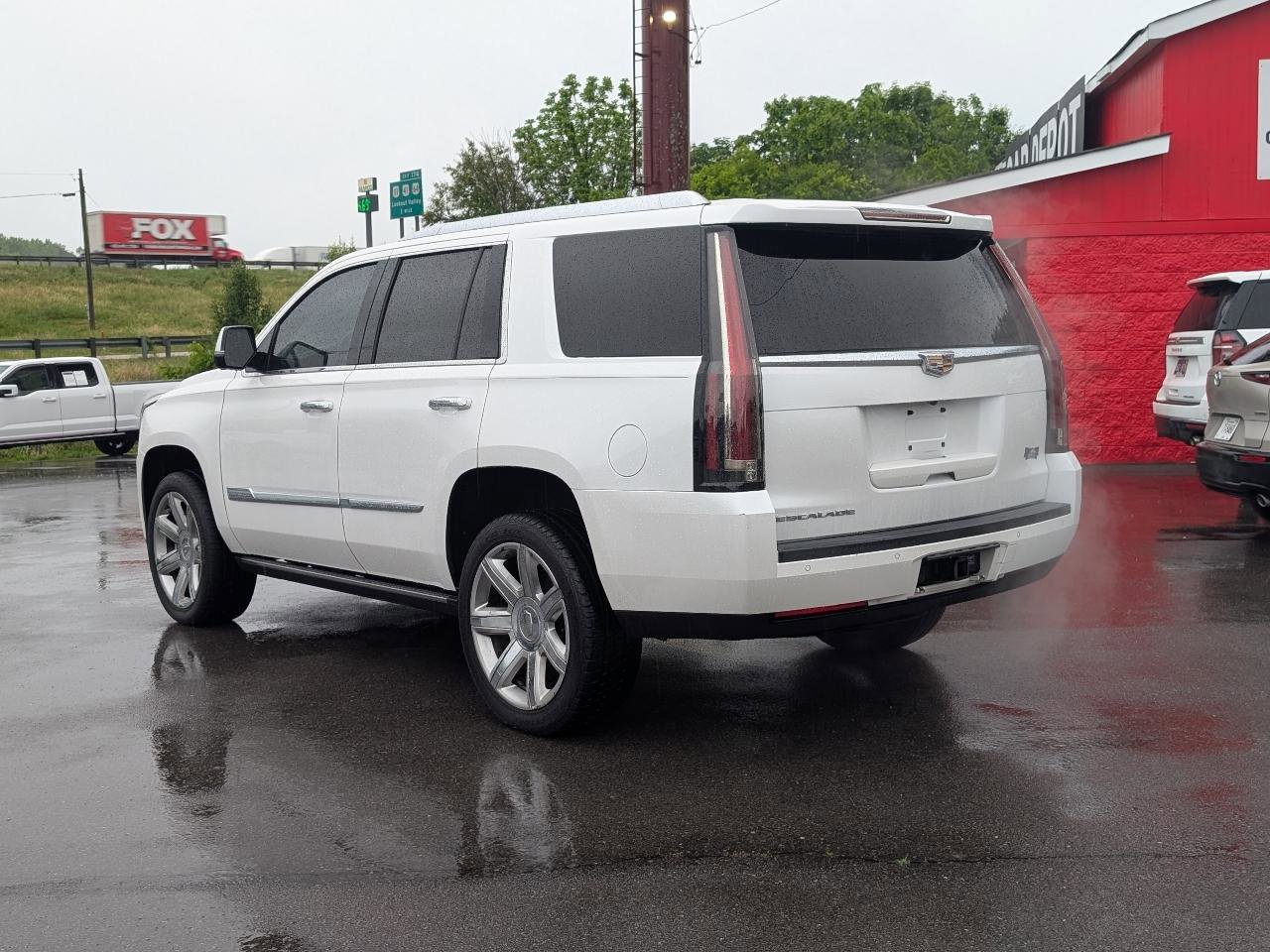 Used 2016 Cadillac Escalade Premium RWD image 3