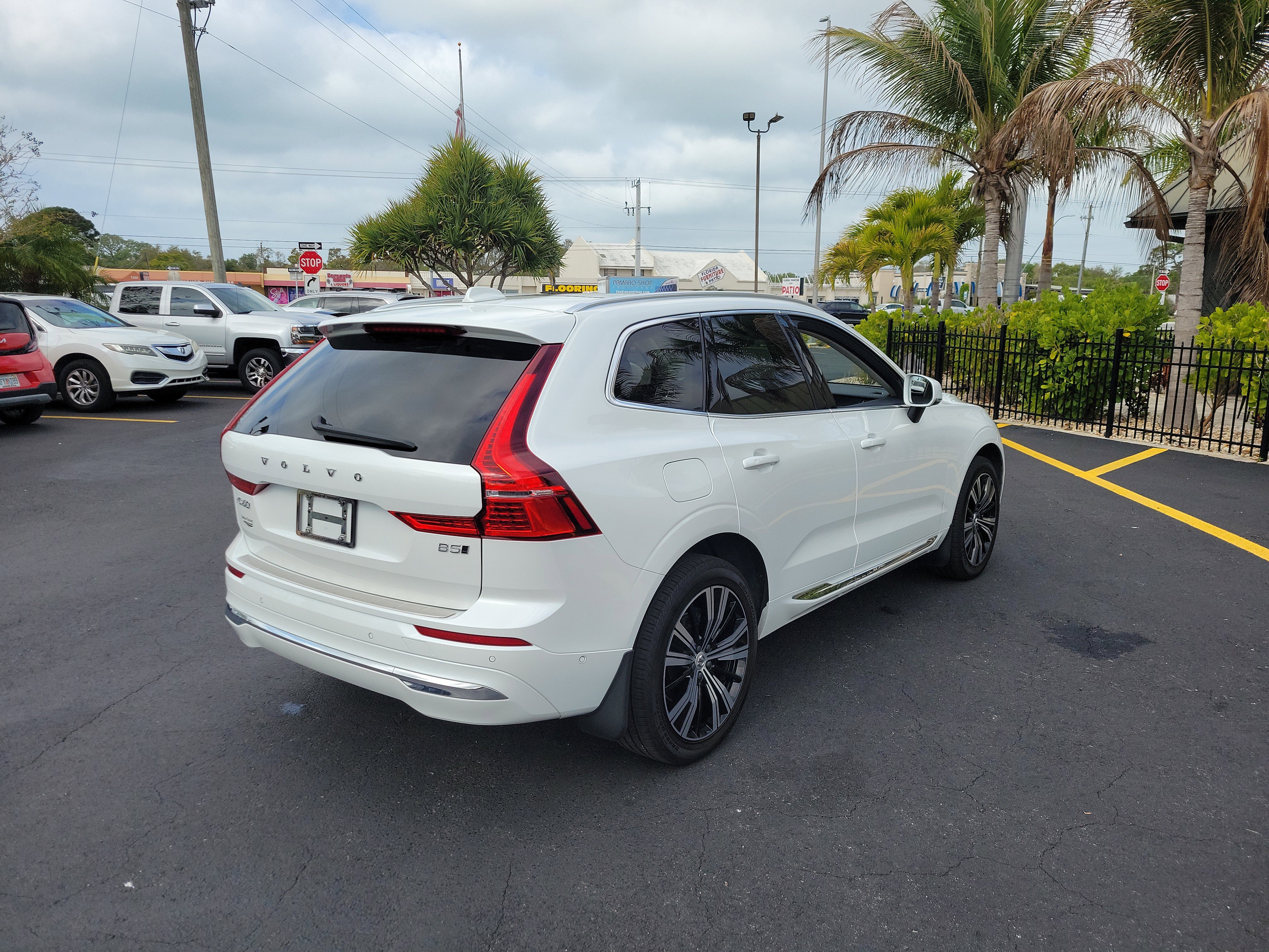 Used 2023 Volvo XC60 B5 Plus w/ Climate Package image 6