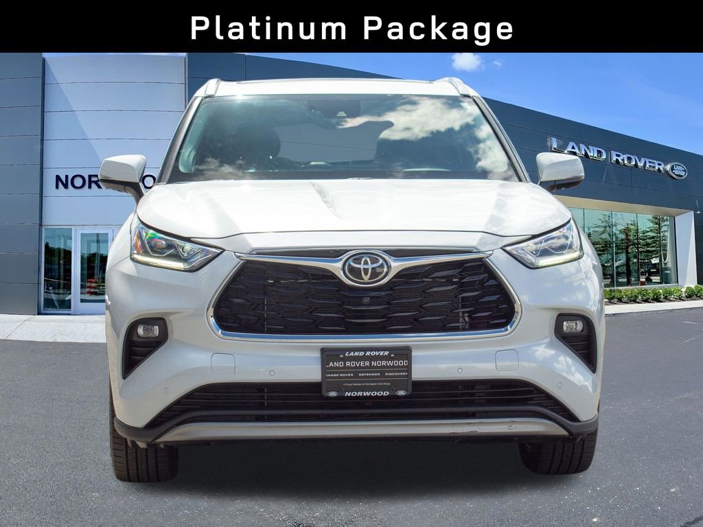 Used 2022 Toyota Highlander Platinum AWD/4WD image 2