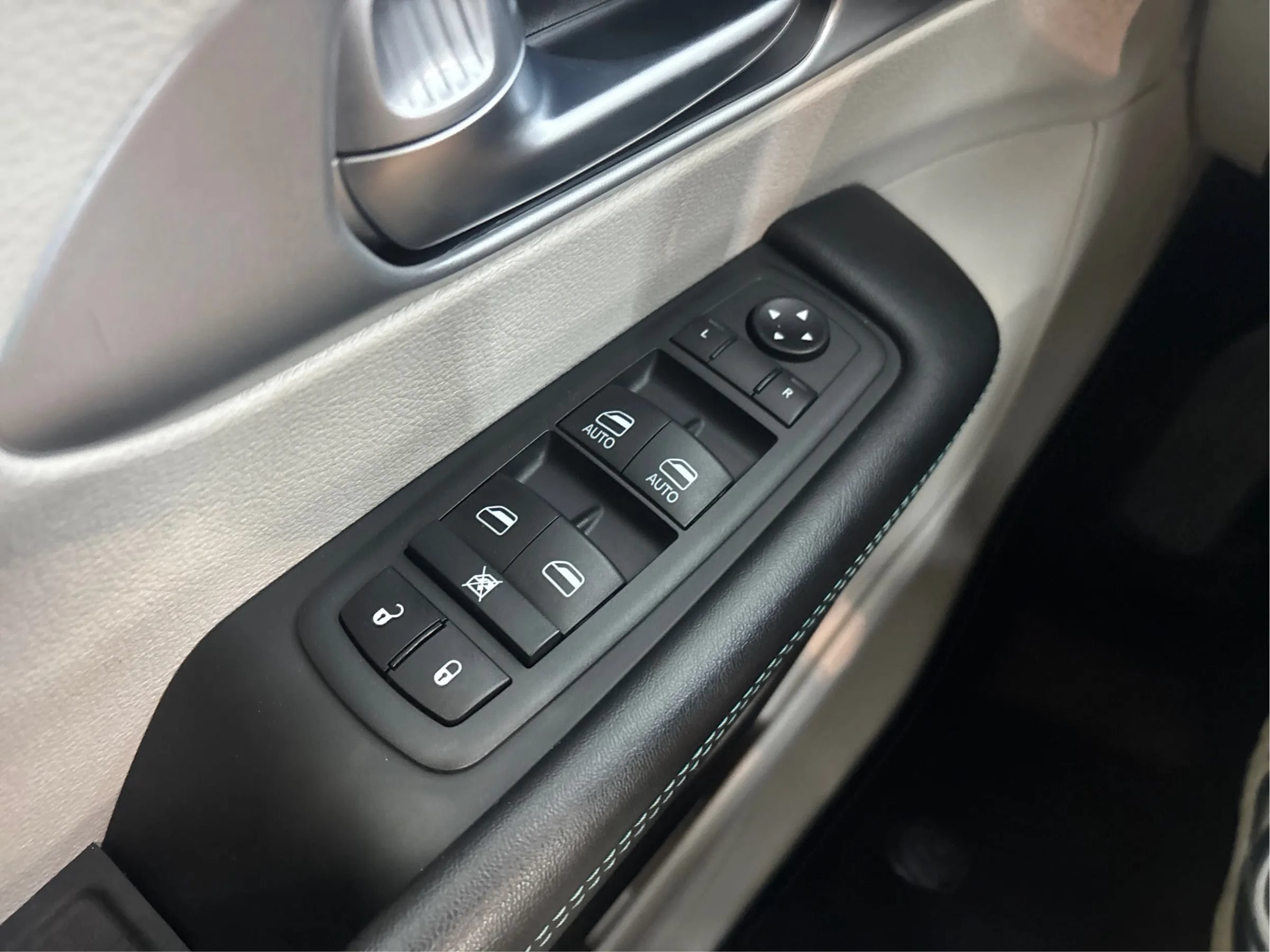 Used 2020 Chrysler Pacifica Touring-L FWD image 40