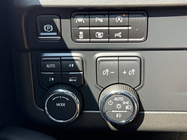 Used 2025 Chevrolet Suburban Premier AWD/4WD image 26