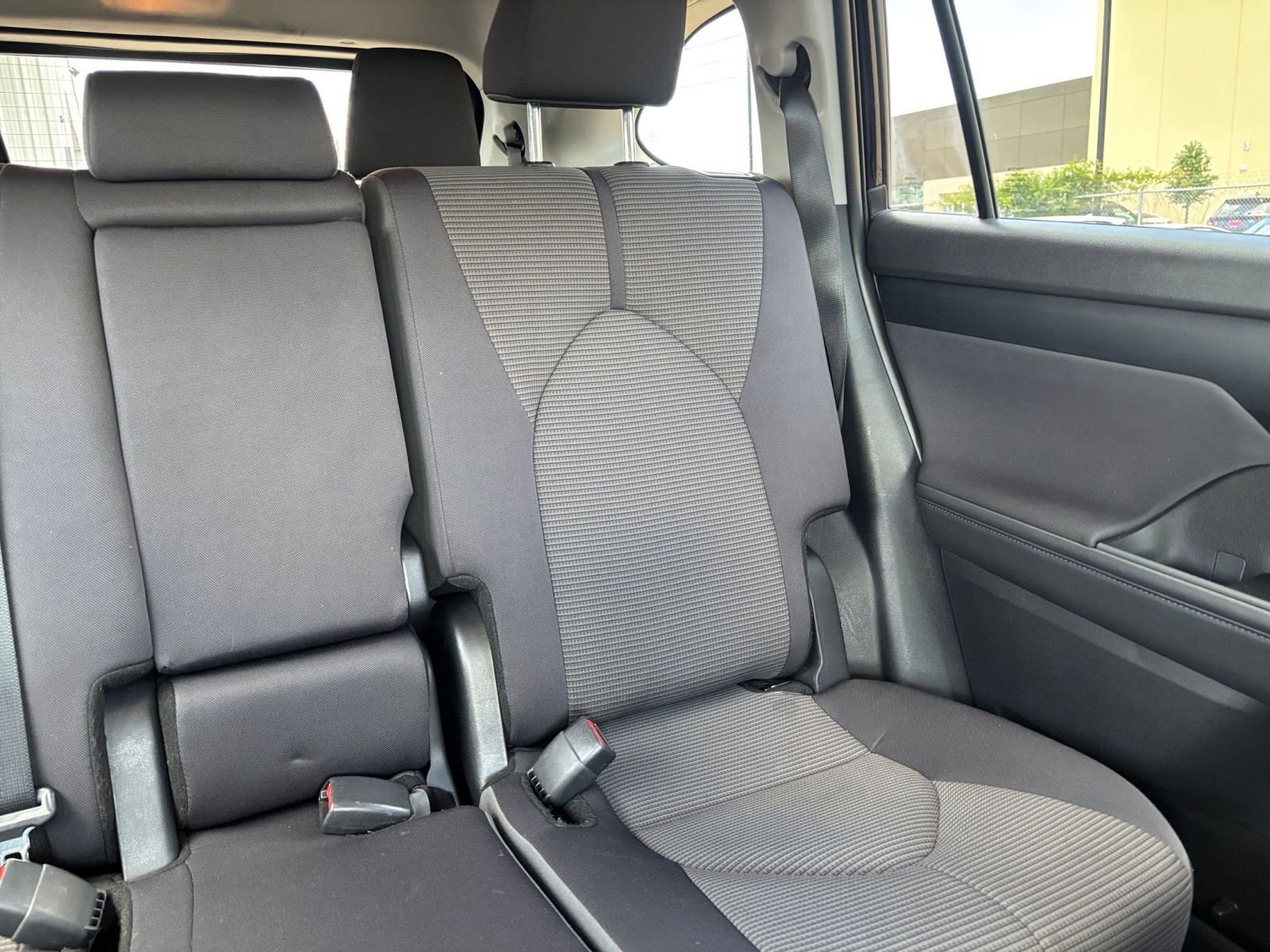 Used 2025 Toyota Highlander LE FWD image 39