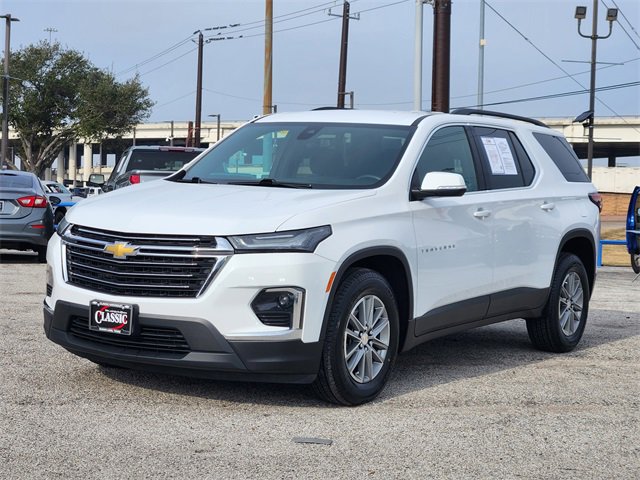Used 2023 Chevrolet Traverse LT image 3