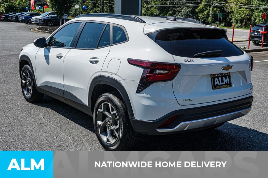Used 2025 Chevrolet Trax LT FWD image 4