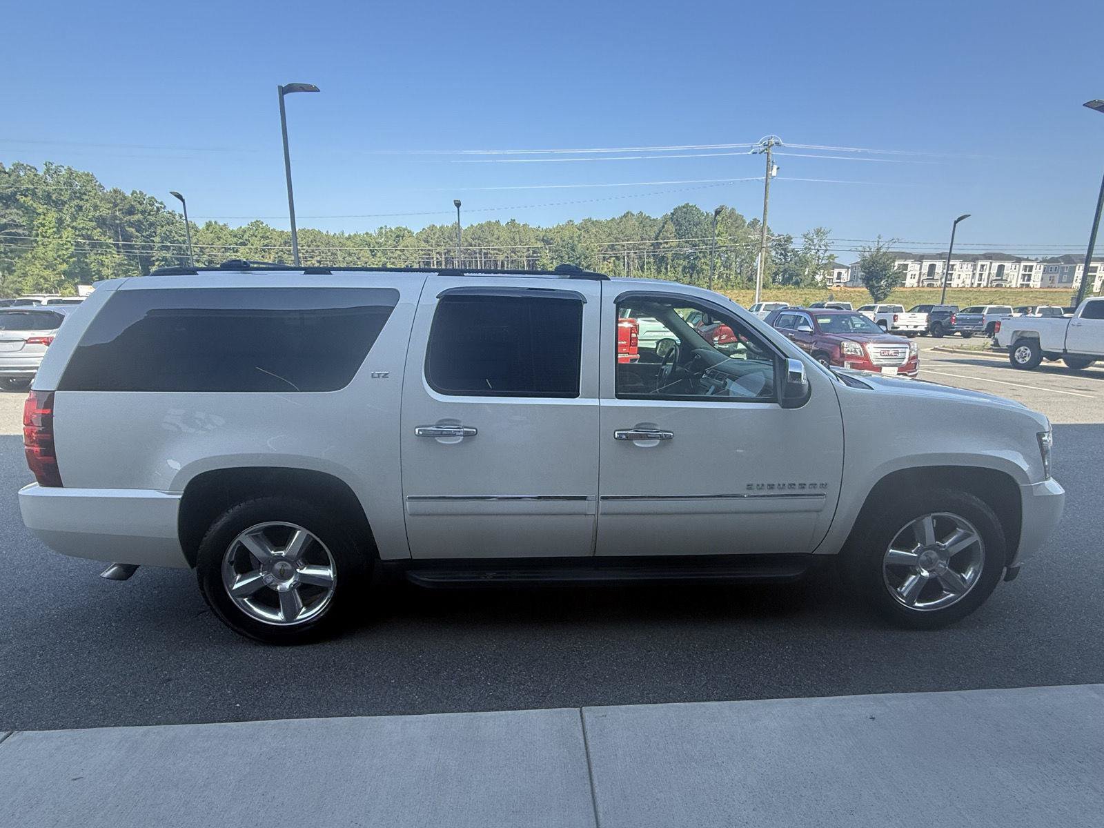 Used 2014 Chevrolet Suburban LTZ RWD image 7