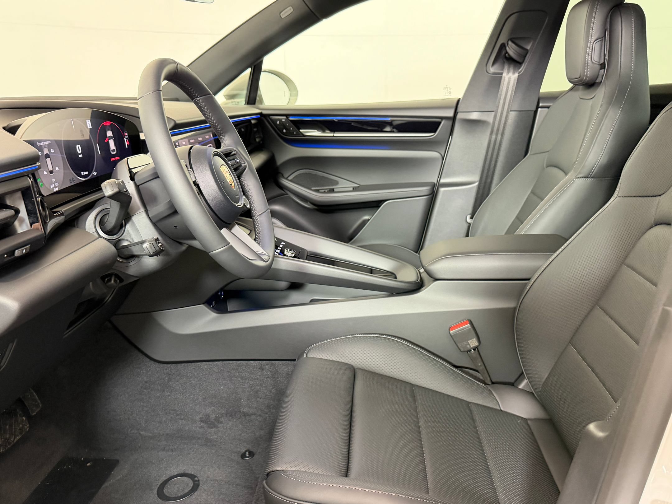 Used 2026 Porsche Macan Electric RWD image 5
