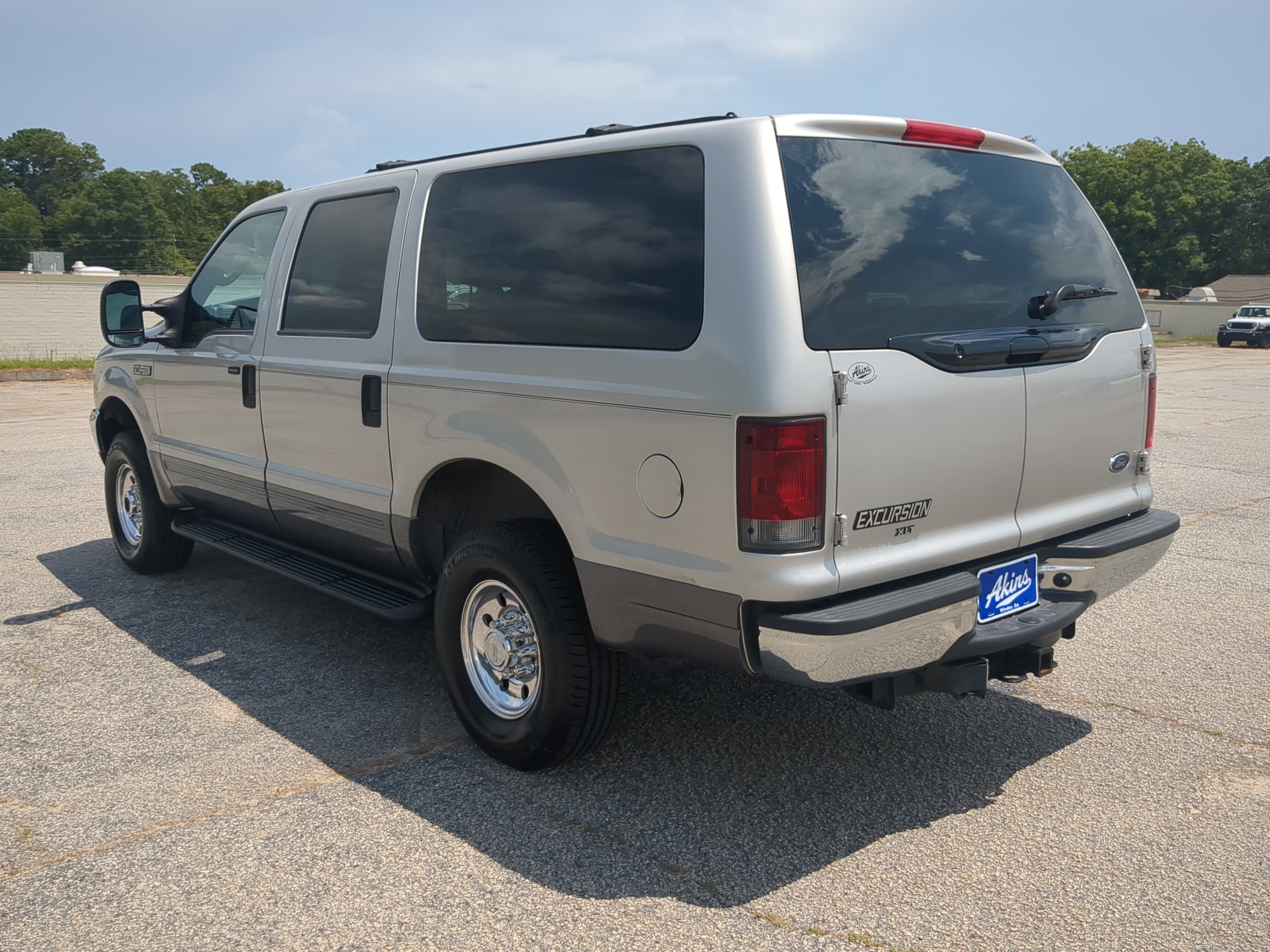 Used 2004 Ford Excursion XLT AWD/4WD image 5