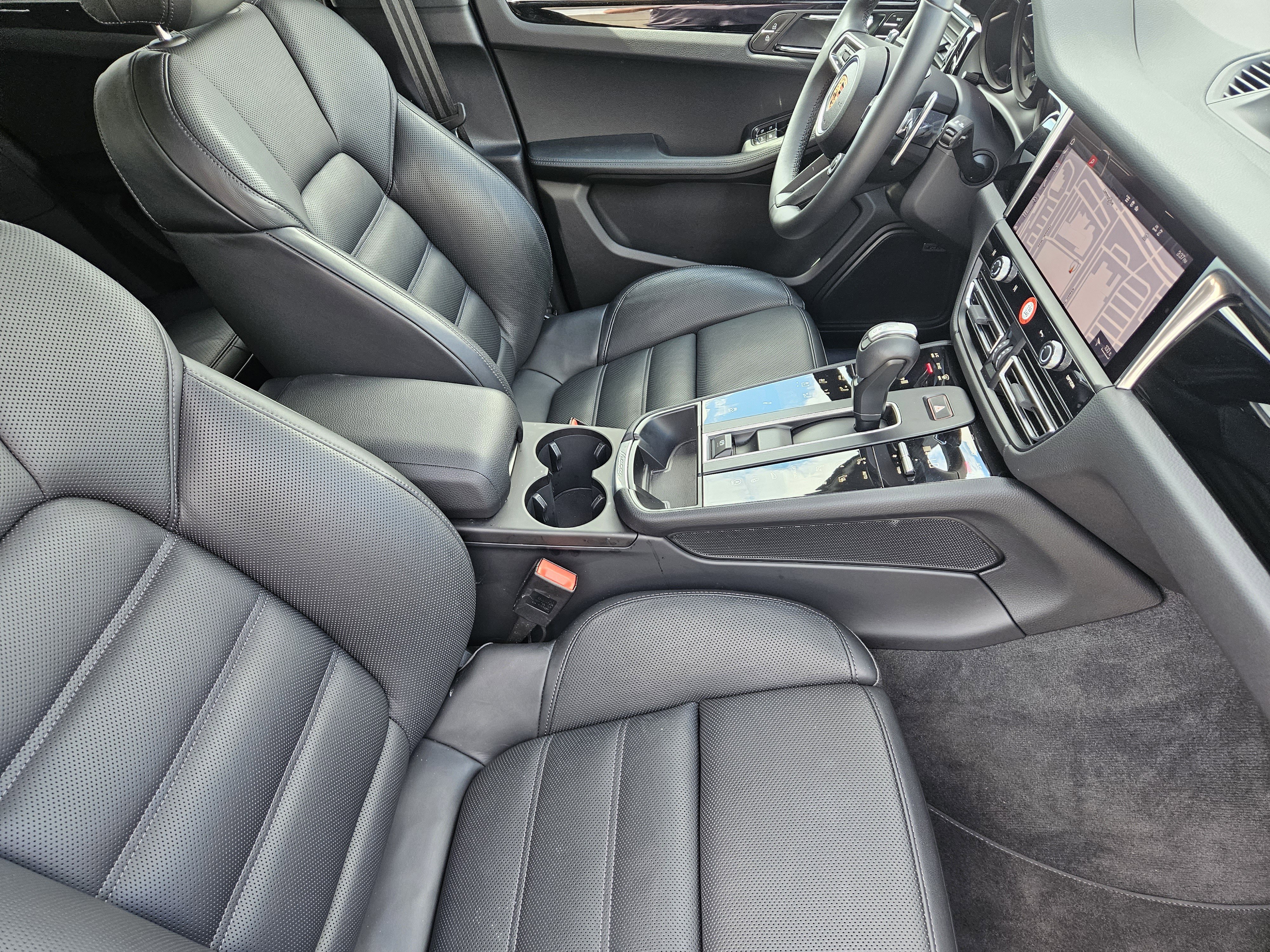 Certified 2025 Porsche Macan image 15