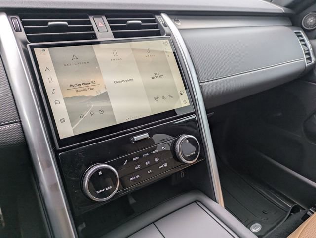 New 2026 Land Rover Discovery Dynamic SE image 11