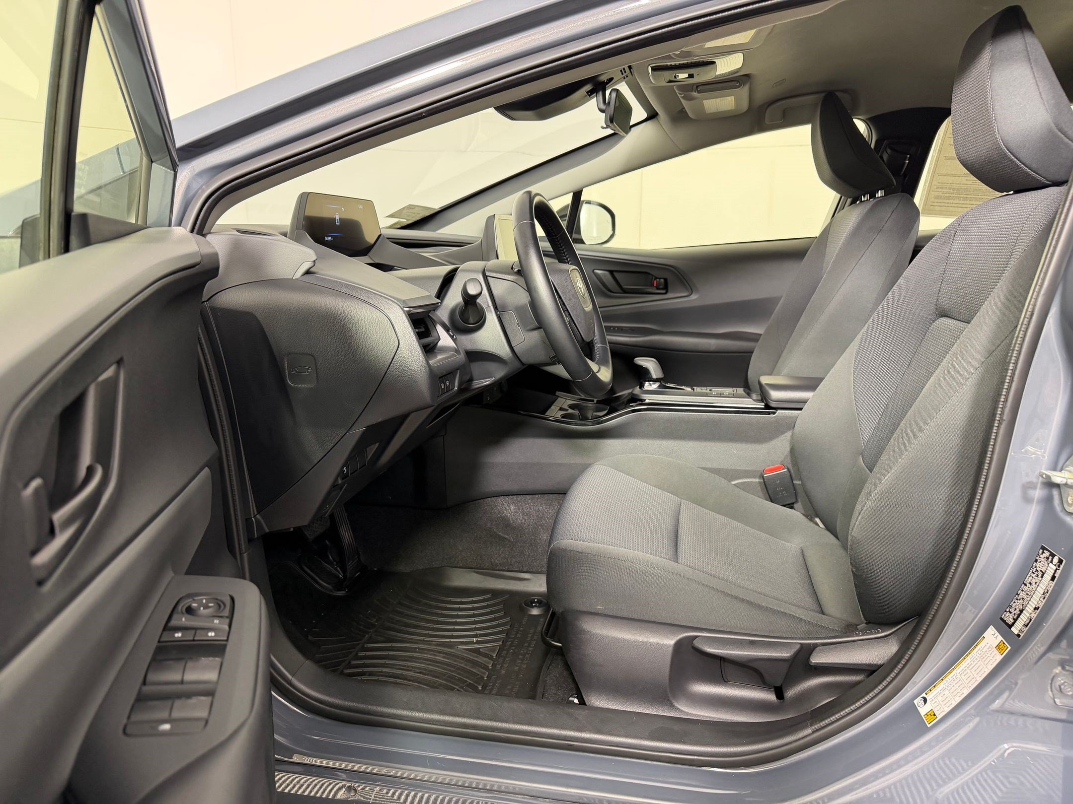 Used 2025 Toyota Prius LE FWD image 5