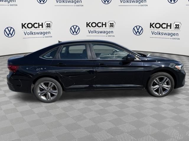 Used 2023 Volkswagen Jetta SE image 9