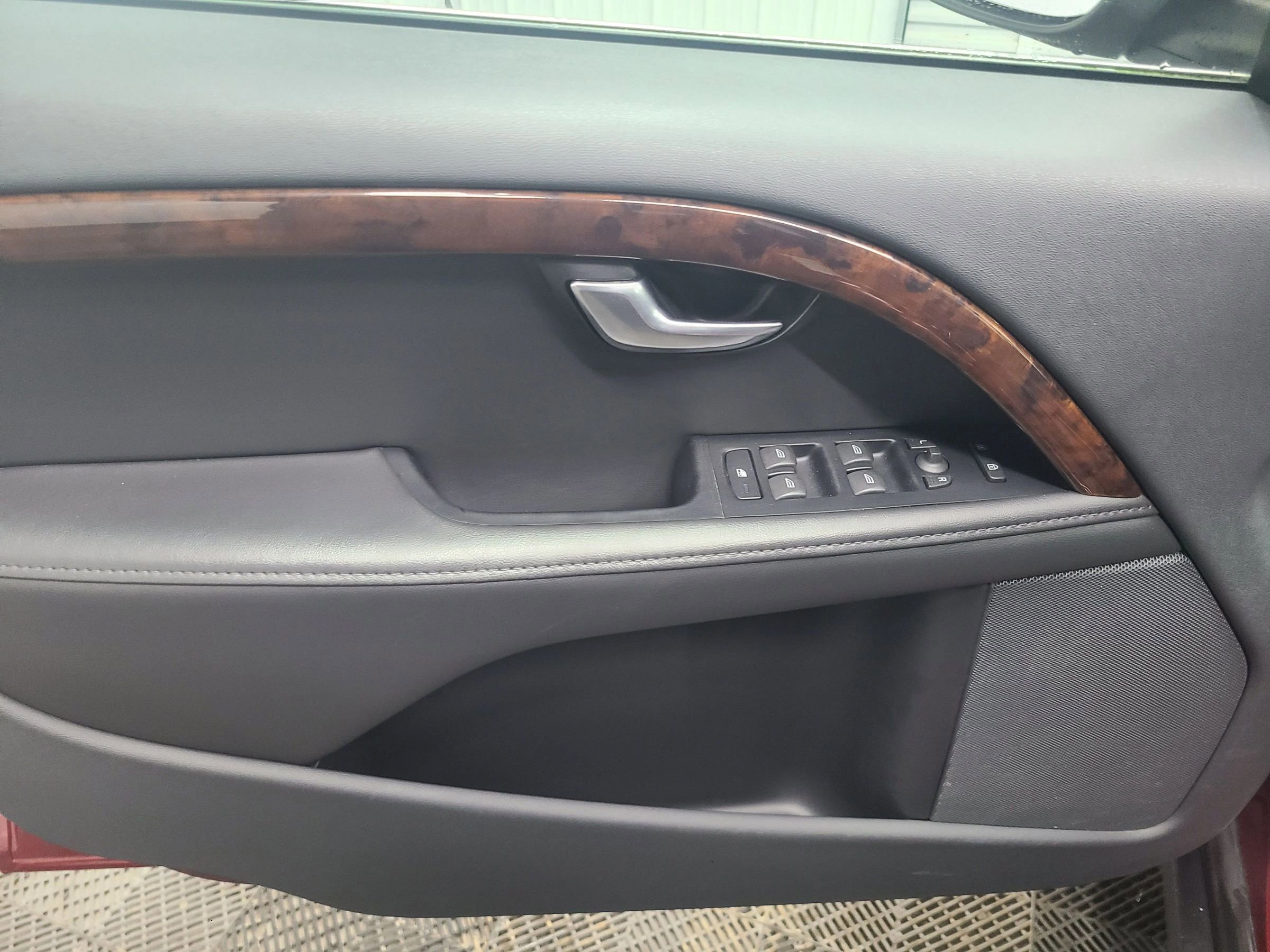 Used 2013 Volvo XC70 3.2 image 22