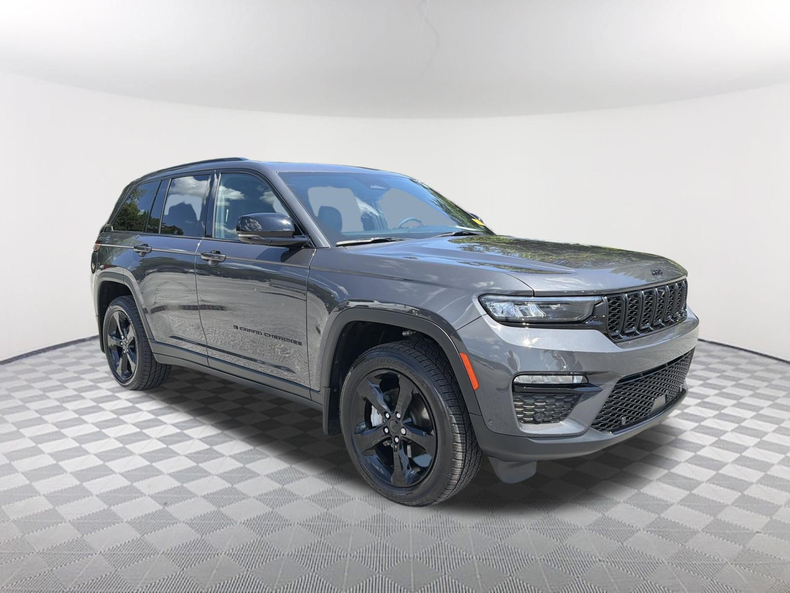 Used 2025 Jeep Grand Cherokee Limited w/ Luxury Tech Group II RWD image 8