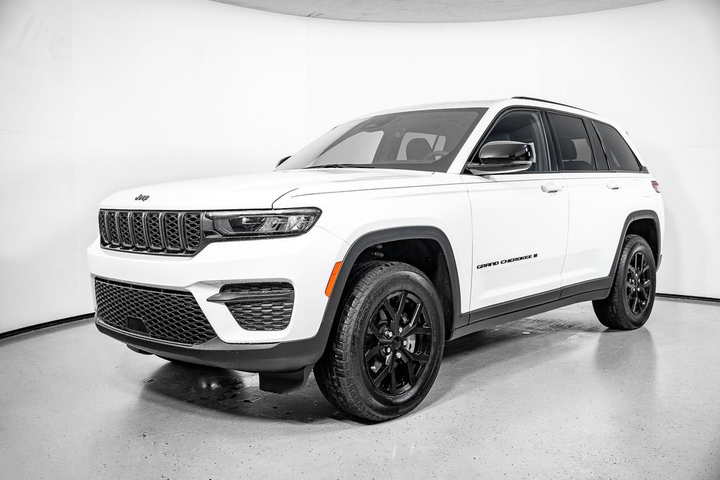 Used 2025 Jeep Grand Cherokee Altitude w/ Trailer Tow Package RWD image 19