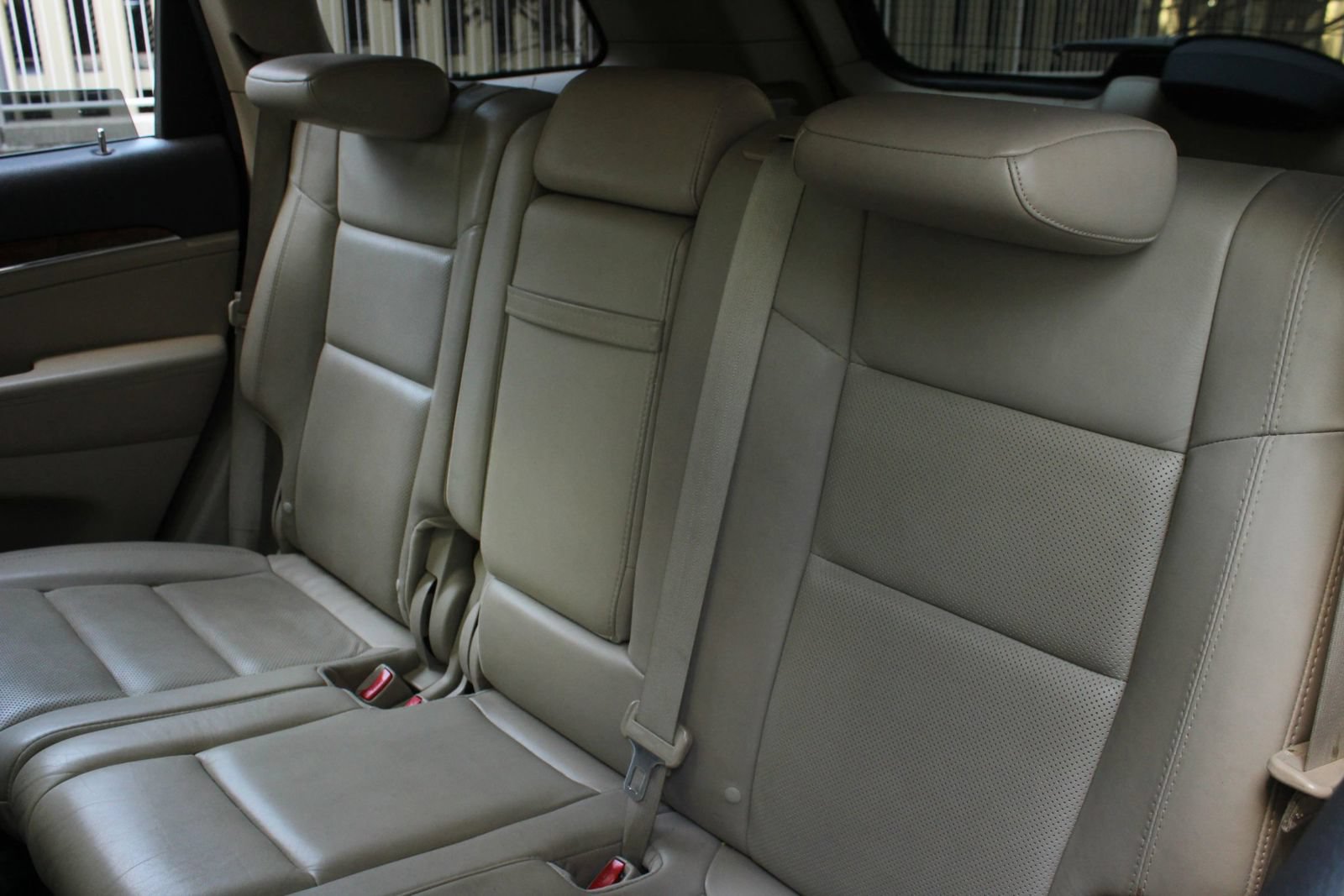 Used 2012 Jeep Grand Cherokee Limited w/ Luxury Group II AWD/4WD image 18