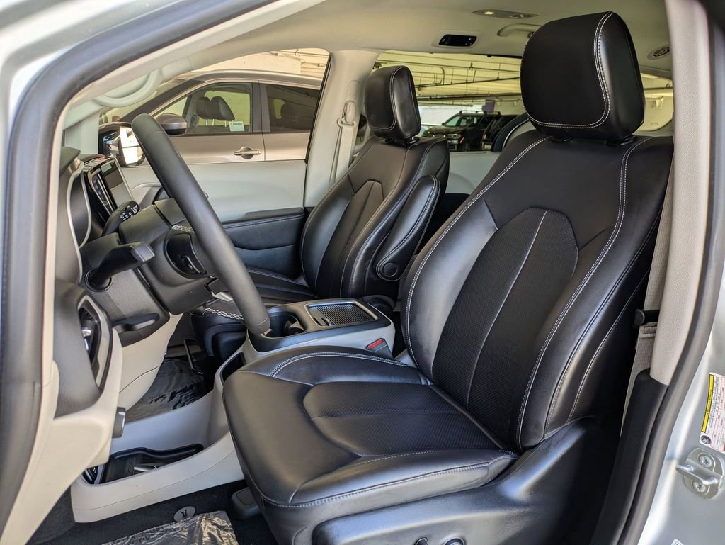 Used 2024 Chrysler Pacifica Touring-L image 23