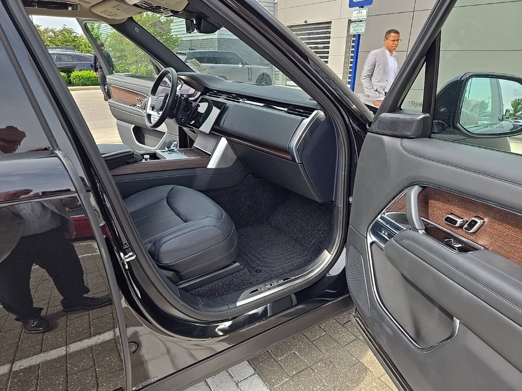 Certified 2025 Land Rover Range Rover SE AWD/4WD image 19