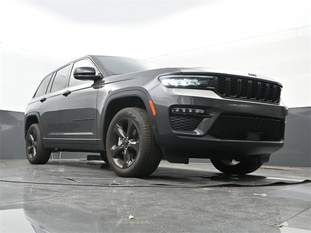 Used 2025 Jeep Grand Cherokee Limited w/ Black Appearance Package image 9