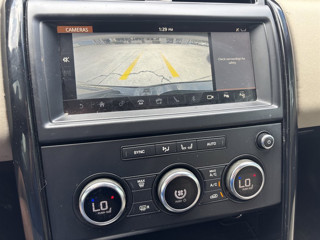 Used 2020 Land Rover Discovery SE AWD/4WD image 12