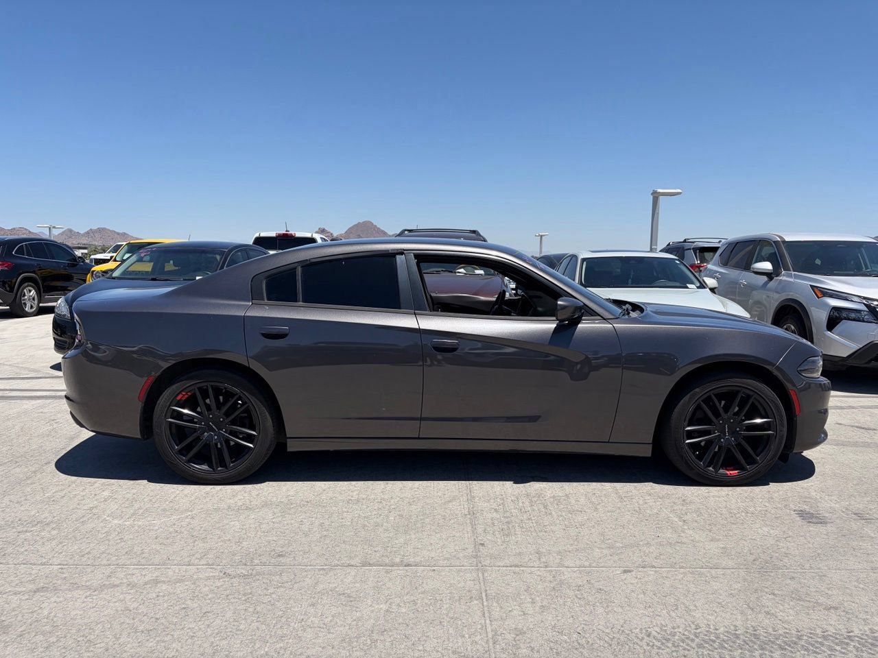 Used 2019 Dodge Charger SXT RWD image 3