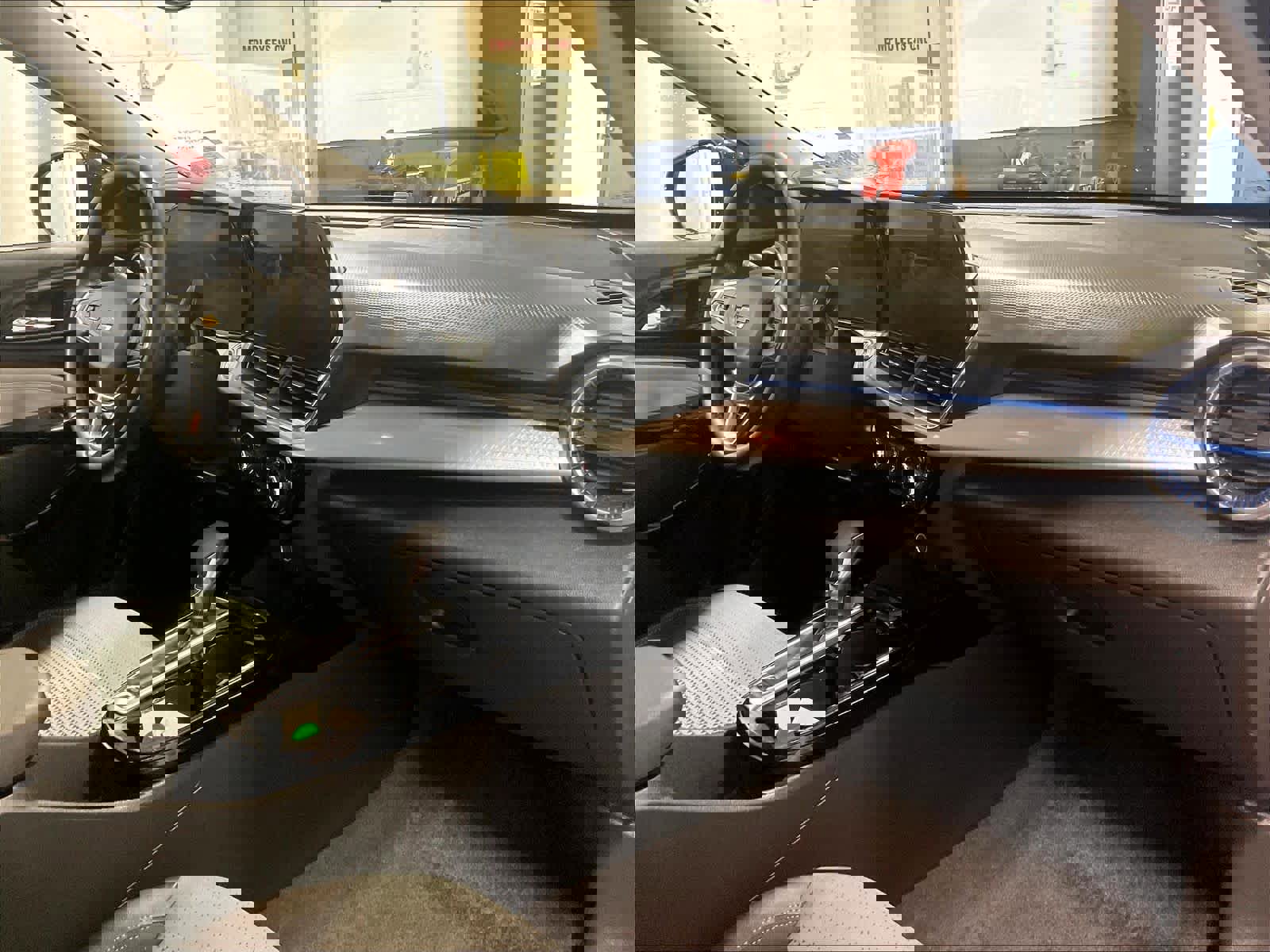 Used 2025 Chevrolet Trax LT w/ LT Convenience Package FWD image 14